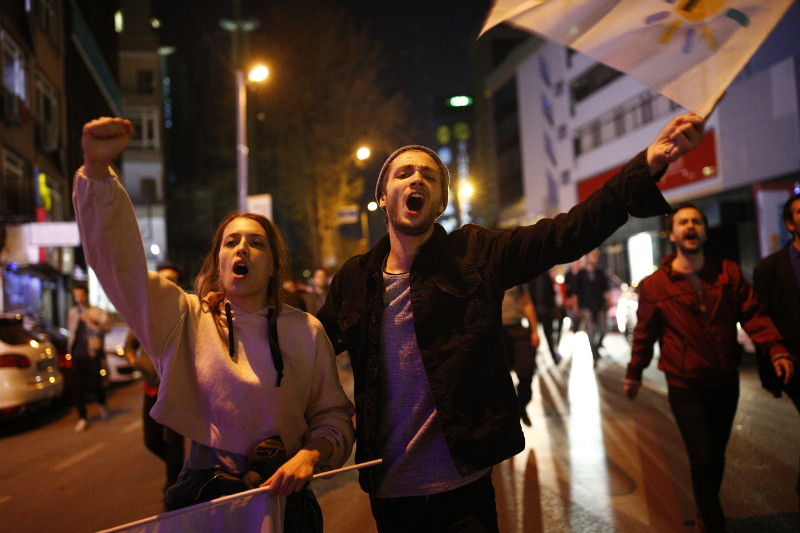 Τουρκία μετά το δημοψήφισμα: Διαδηλώσεις, αντι-διαδηλώσεις και βία [Φωτογραφίες, Βίντεο]