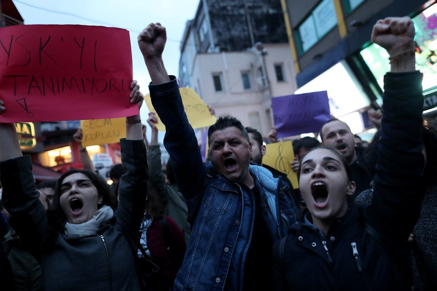 Τουρκία: Υποστηρικτές του «όχι» διαδήλωσαν στην Κωνσταντινούπολη