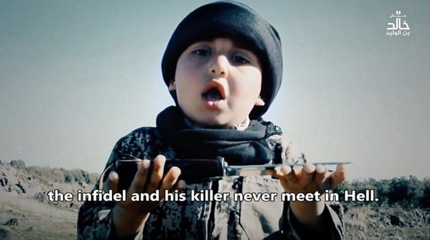 Ο ISIS μοιράζει πάλι φρίκη με παιδιά – εκτελεστές [Βίντεο]