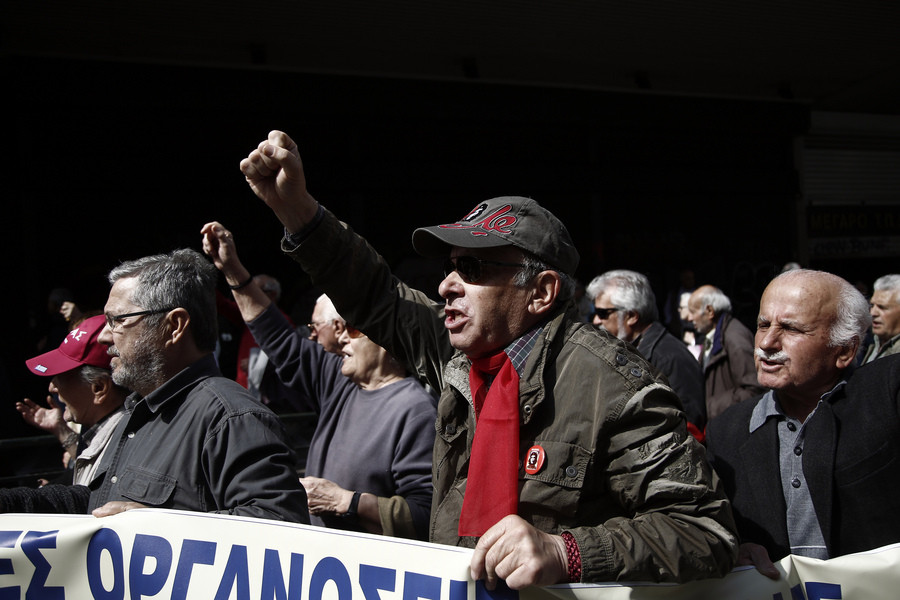 Focus: «Οι φτωχοί πληρώνουν τις μεταρρυθμίσεις στην Ελλάδα»