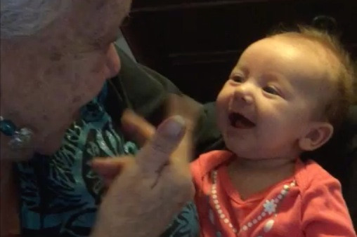 Μια κωφάλαλη γιαγιά μαθαίνει σε ένα κωφάλαλο μωρό νοηματική! [ΒΙΝΤΕΟ]