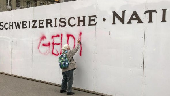 Συνέλαβαν γιαγιά γιατί έκανε αντιπολεμικά γκράφιτι!