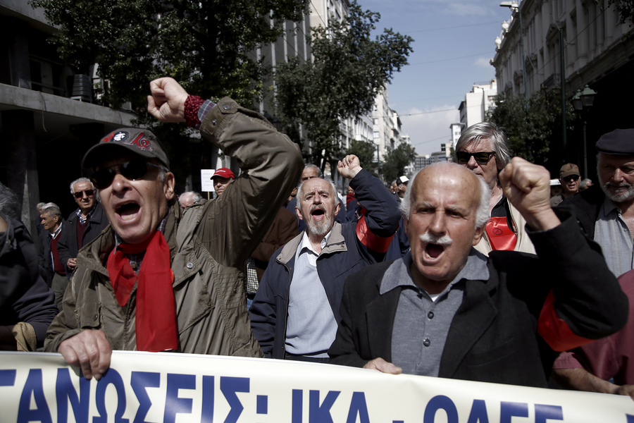 Συνήγορος του Πολίτη: Παράνομες οι μειώσεις στις επικουρικές