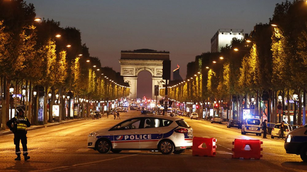 Τρομοκρατική επίθεση στο Παρίσι: Νεκρός ένας αστυνομικός και ο δράστης [Βίντεο και Φωτογραφίες]