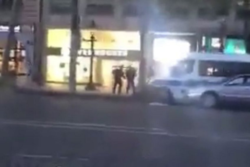 Η στιγμή που αστυνομικοί πυροβολούν τον δράστη της επίθεσης στο Παρίσι [Βίντεο]