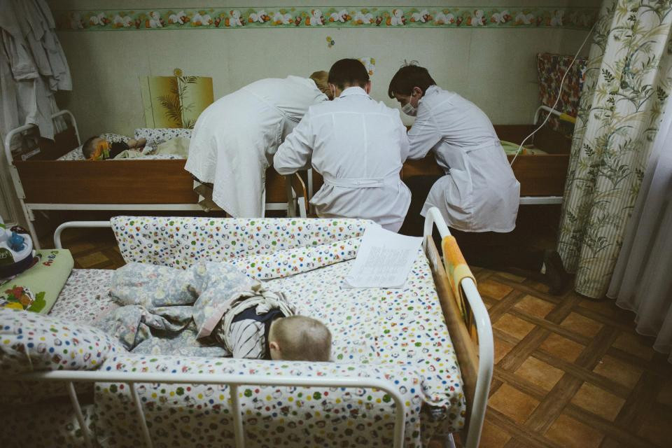 Υποσιτισμένα παιδιά σε ορφανοτροφεία της Λευκορωσίας [Βίντεο]
