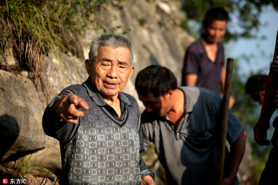 Ο άνθρωπος που έσκαβε 36 χρόνια ένα βουνό για να φέρει νερό στο χωριό του