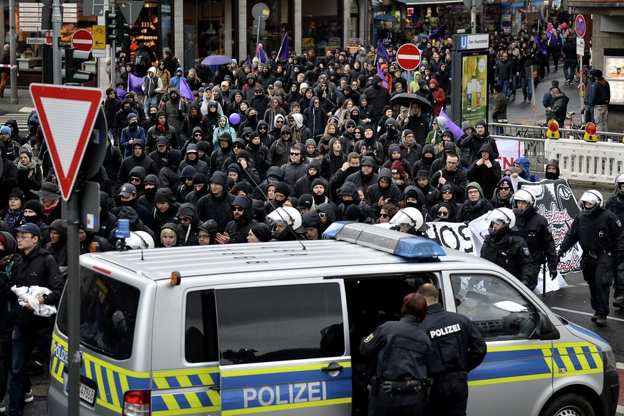 Γερμανία: Επεισόδια στις διαδηλώσεις κατά του ακροδεξιού AfD [BINTEO]