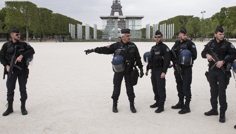 Παρίσι: Συνελήφθη άνδρας που απείλησε αστυνομικό με μαχαίρι