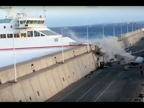 Εκτός ελέγχου: Πλοίο έπεσε σε τσιμεντένιο τοίχο στο λιμάνι [ΒΙΝΤΕΟ]