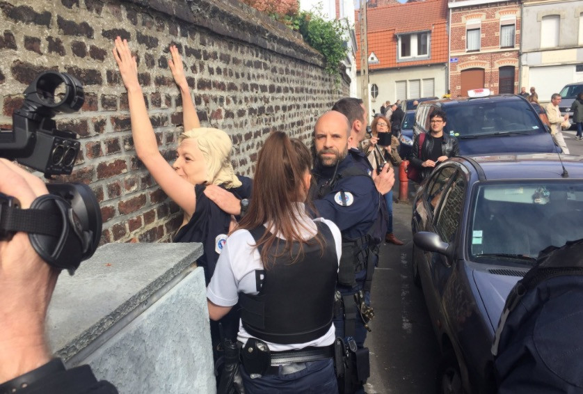 Διαμαρτυρία των Femen στο εκλογικό τμήμα που ψήφισε η Λεπέν [BINTEO]
