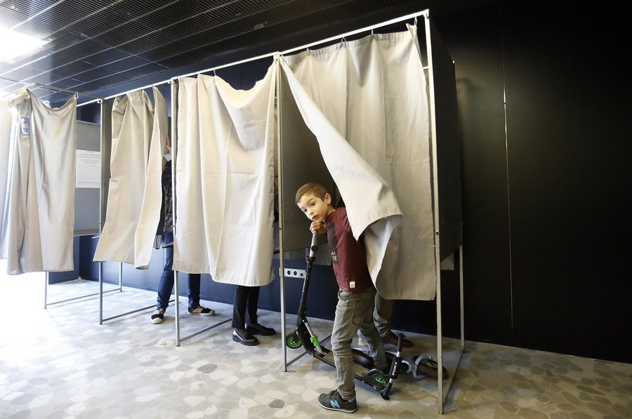 Χάος με διαρροές για τα αποτελέσματα των γαλλικών εκλογών