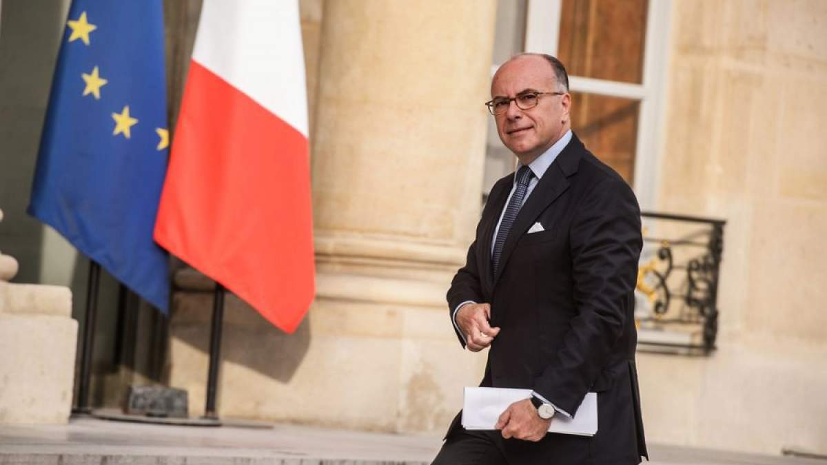 Ο Γάλλος πρωθυπουργός Μπερνάρ Καζνέβ στηρίζει Μακρόν