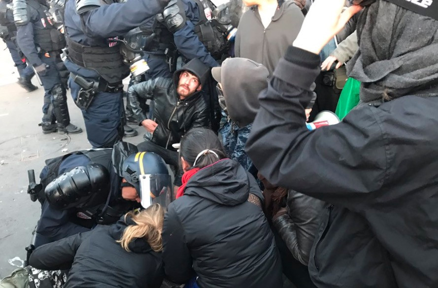 Συγκρούσεις διαδηλωτών με αστυνομικούς στο Παρίσι [ΒΙΝΤΕΟ]