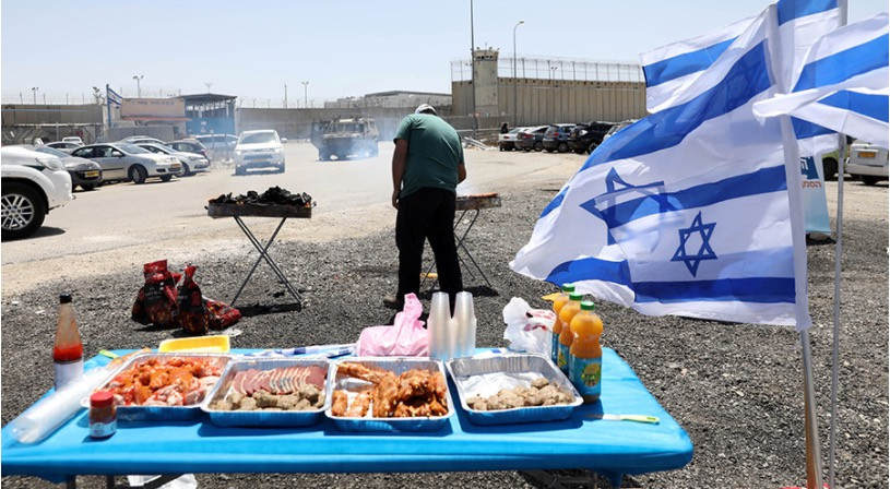 Ισραηλινοί κάνουν μπάρμπεκιου μπροστά στους Παλαιστίνιους απεργούς πείνας [ΒΙΝΤΕΟ]