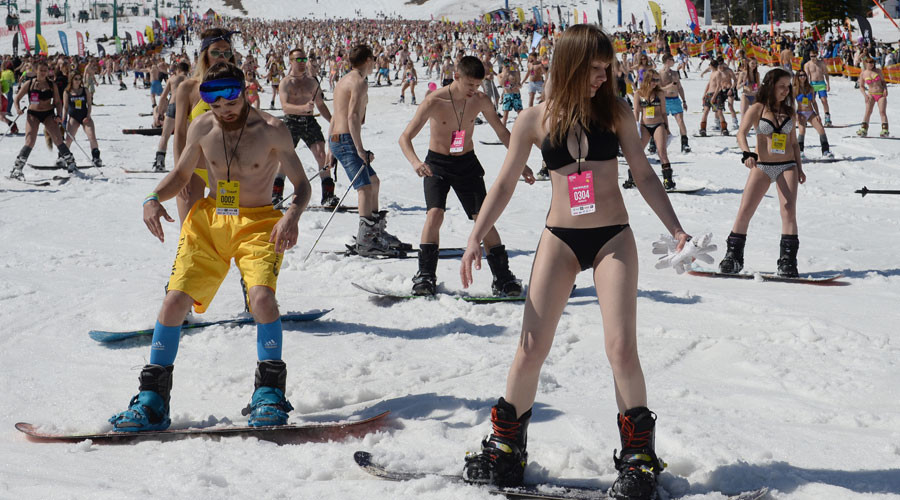 Ρωσία: 1500 snowboarders κατέβηκαν τις πίστες με μαγιό! [ΒΙΝΤΕΟ]