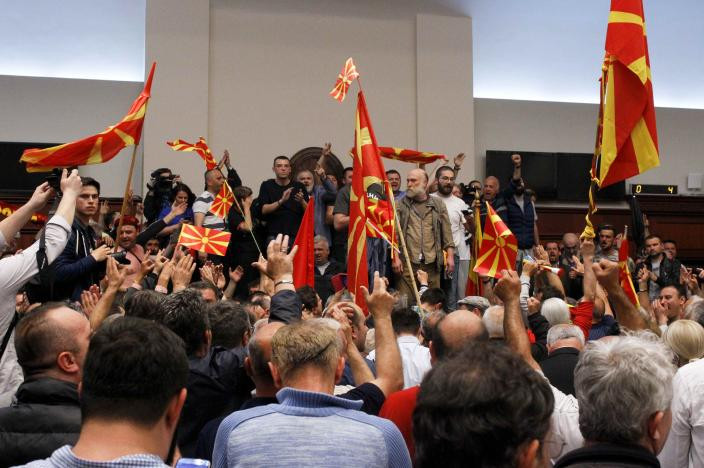 Εκτός ελέγχου η κατάσταση στα Σκόπια: Εισβολή οπαδών του Γκρουέφσκι στην Βουλή