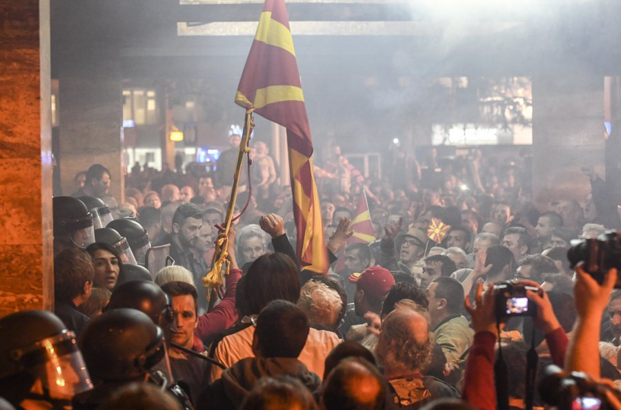 Έκρυθμη η κατάσταση στα Σκόπια μετά τα βίαια επεισόδια στο κοινοβούλιο