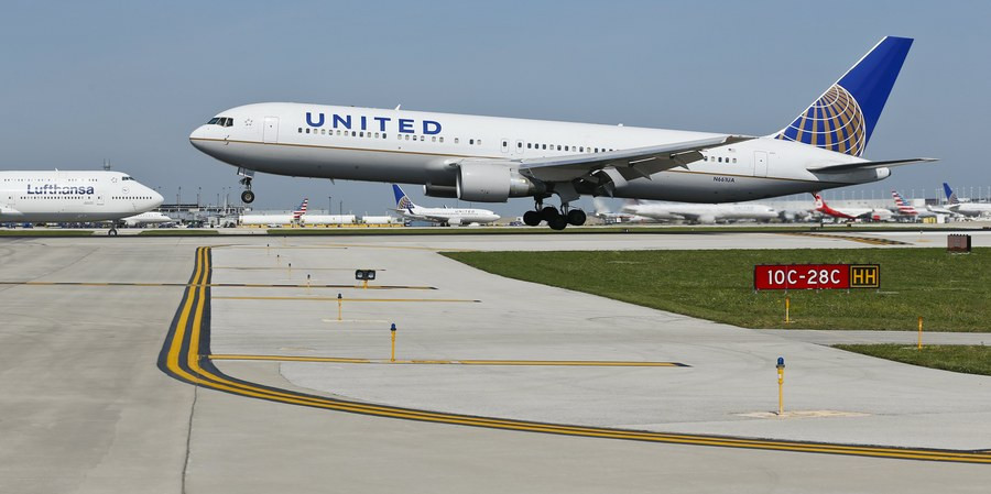 Η United Airlines αποζημιώνει το γιατρό που απομακρύνθηκε βίαια από το αεροπλάνο