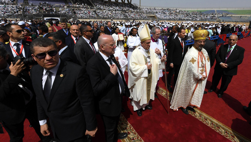 Λειτουργία υπό δρακόντεια μέτρα ασφαλείας και χιλιάδες πιστούς τέλεσε ο πάπας στο Κάιρο