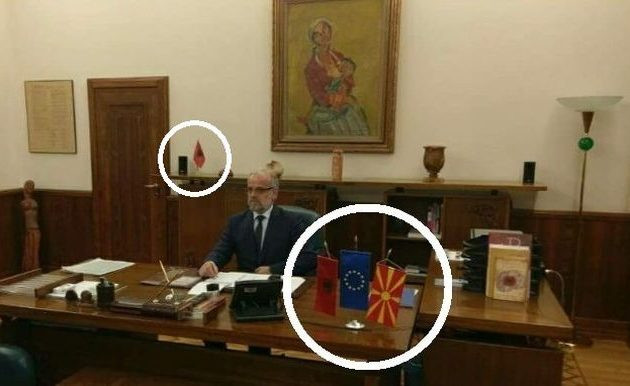 Ο νέος πρόεδρος της Βουλής των Σκοπίων στόλισε με αλβανικές σημαίες το γραφείο του