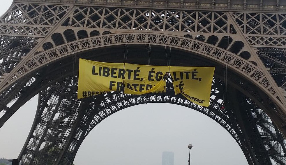 Πανό κατά της Λεπέν από την Greenpeace στον πύργο του Αϊφελ [ΒΙΝΤΕΟ]