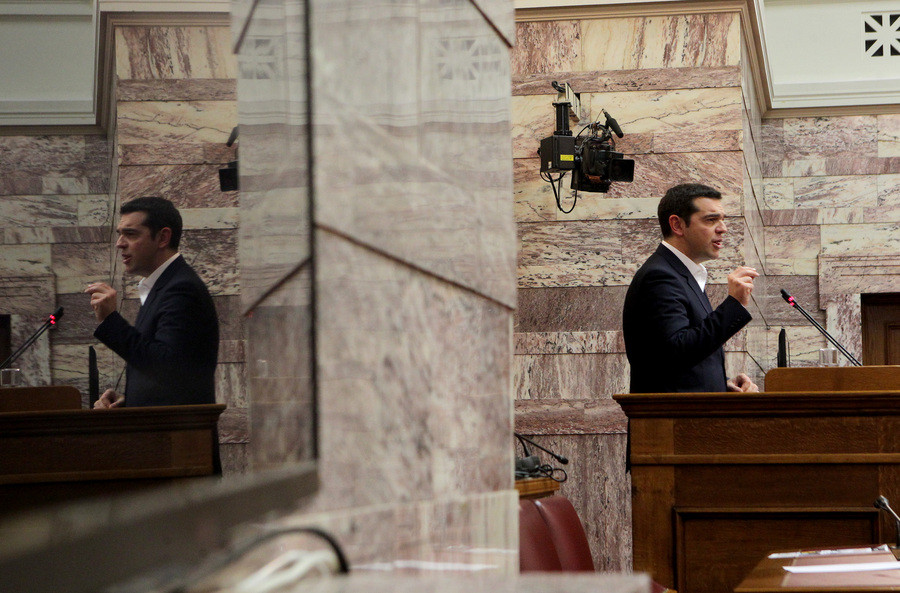 Ο Τσίπρας στην κοινοβουλευτική ομάδα του ΣΥΡΙΖΑ για τη συμφωνία [Live]