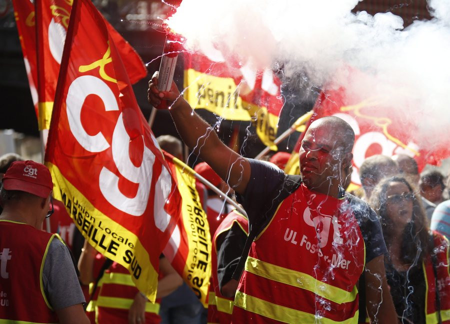 Γαλλία: Σε θέσεις μάχης τα συνδικάτα είτε με Μακρόν είτε με Λεπέν