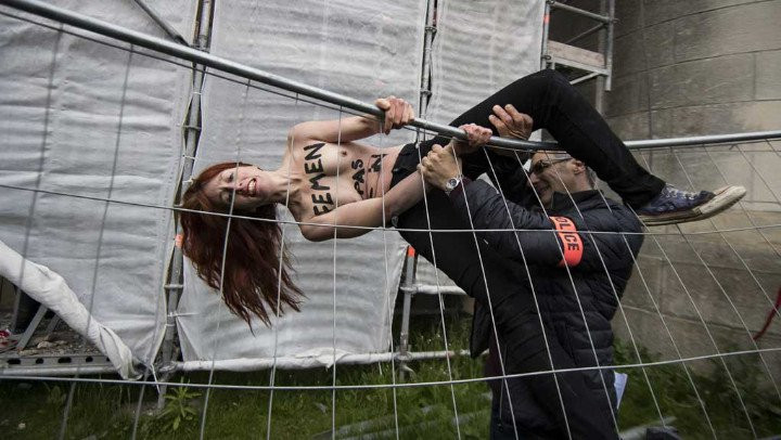 Οι Femen αποδοκίμασαν την Λεπέν