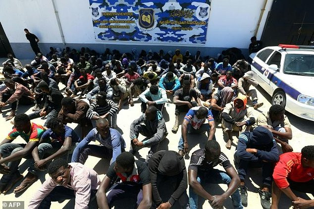 Περίπου 8.000 μετανάστες έχουν οδηγηθεί σε κέντρα κράτησης στην Λιβύη