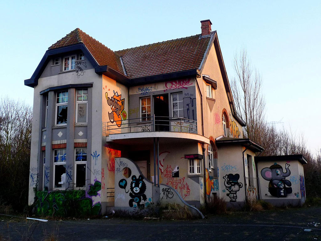 Ντοέλ: Το χωριό που αποκτά νέα ζωή χάρις στα γκράφιτι