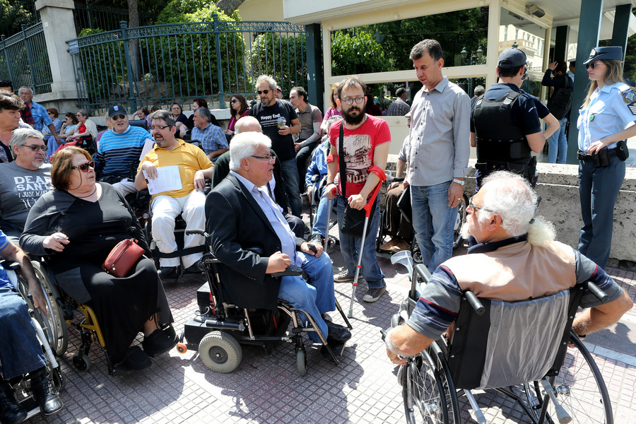 Παρέμβαση Κουρουμπλή και διαβεβαιώσεις μετά τη συμβολική διαμαρτυρία ΑμεΑ