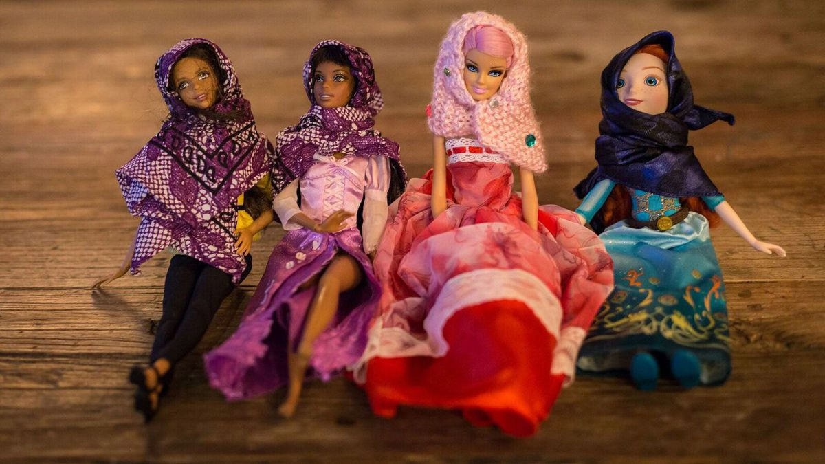 Γυναίκες έφτιαξαν μαντίλες για την Barbie με σκοπό την εξοικείωση με τη διαφορετικότητα!