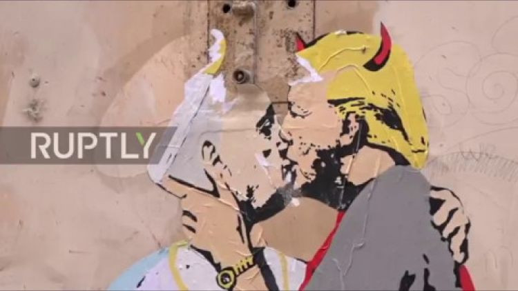 Γκράφιτι με τον Τραμπ να φιλάει τον Πάπα [Βίντεο]
