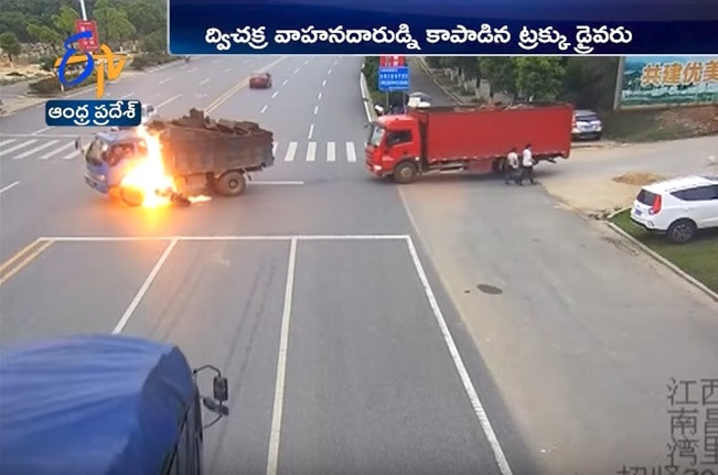 Βίντεο: Oδηγός μηχανής τρακάρει με φορτηγό, παίρνει φωτιά και σώζεται