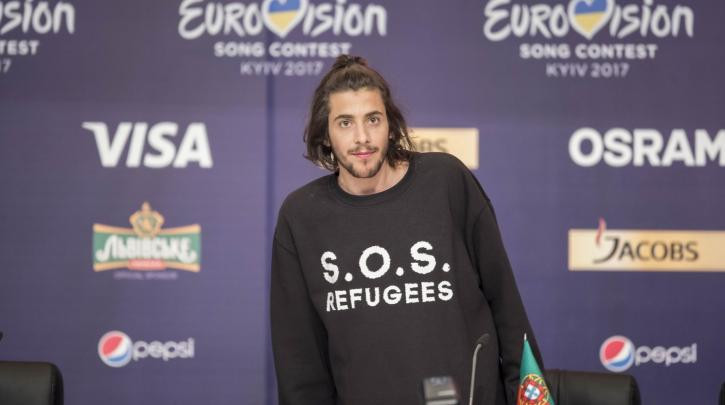 Eurovision: Απαγόρευσαν στον Πορτογάλο διαγωνιζόμενο να φορέσει μπλούζα με σύνθημα: «Σώστε τους πρόσφυγες»
