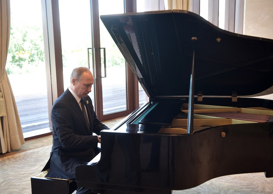 Πιάνο έπαιξε ο Πούτιν περιμένοντας τον Κινέζο πρόεδρο [ΒΙΝΤΕΟ]