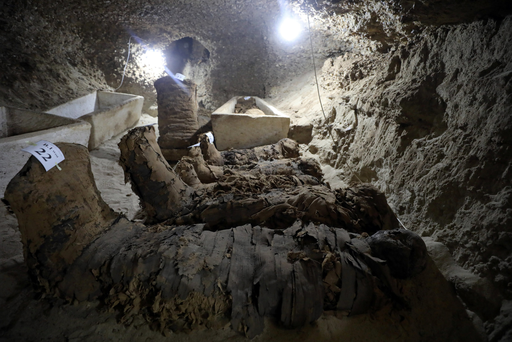 Αίγυπτος: Ανακάλυψαν νεκρόπολη με 18 άθικτες μούμιες [BINTEO]