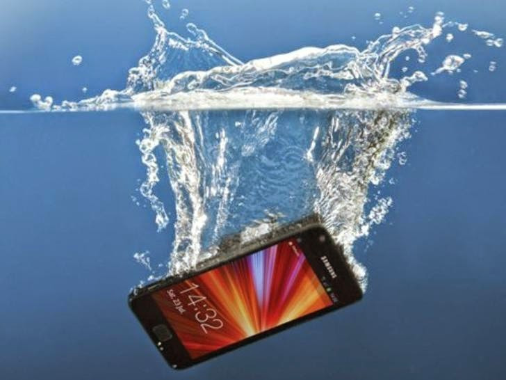 Ήρθε η συσκευή που θα σώσει το κινητό σας εάν πέσει στο νερό! [ΒΙΝΤΕΟ]