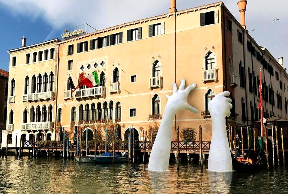 Δυο γιγάντια χέρια στο Canal Grande Βενετίας