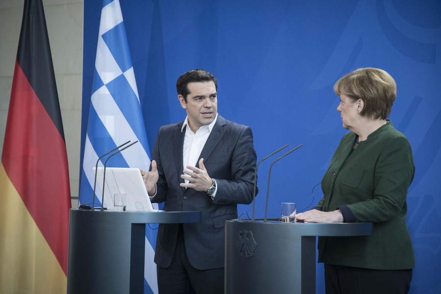 Τσίπρας – Μέρκελ: Αναγκαία και εφικτή η εξεύρεση λύσης για το χρέος στο Eurogroup