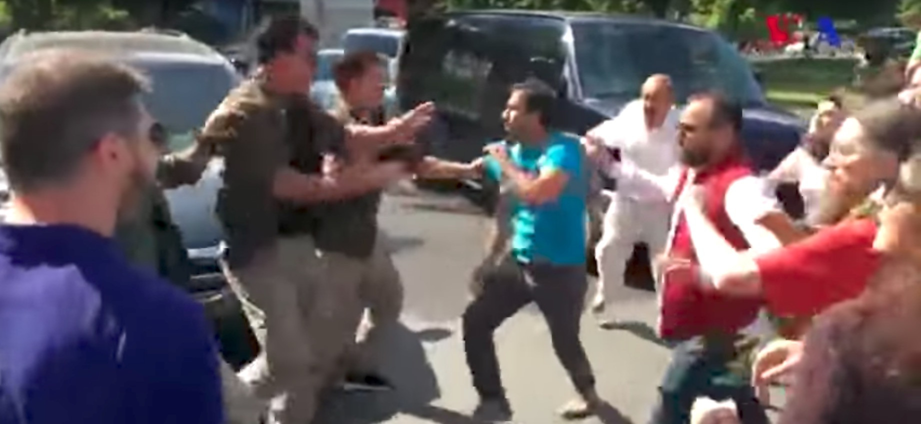 ΗΠΑ: Οπαδοί του Ερντογάν μάτωσαν διαδήλωση έξω από την κατοικία του Τούρκου πρέσβη [Βίντεο]