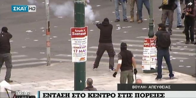 Επεισόδια στο κέντρο της Αθήνας: Φωτοβολίδες ευθείας βολής, πέτρες και χημικά [Βίντεο]