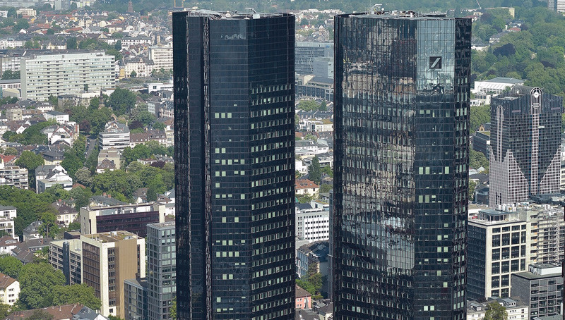 Η Deutsche Bank ζητά αποζημίωση από τα «χρυσά αγόρια» της