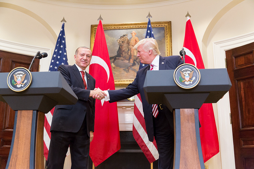 Ερντογάν στον Τραμπ: Θα απαντήσουμε «χωρίς να ρωτήσουμε κανέναν» σε επίθεση Κούρδων
