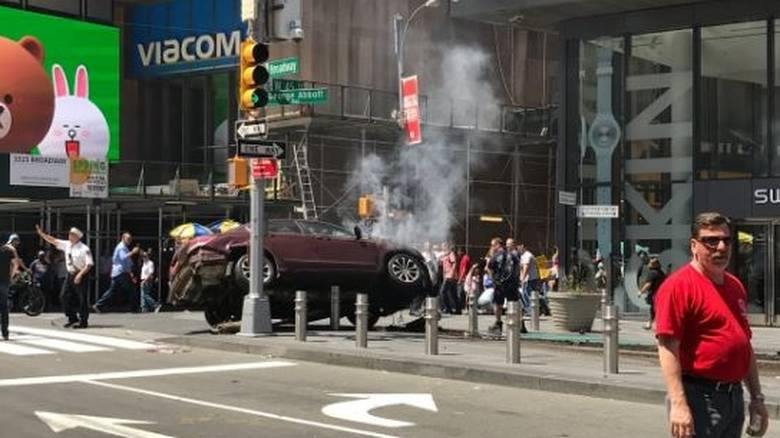 Νέα Υόρκη: Αυτοκίνητο χτύπησε πεζούς στην Τάιμς Σκουέρ – Μία νεκρή, 19 τραυματίες