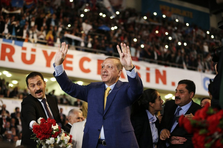 Και «σουλτάνος» και ξανά πρόεδρος του AKP ο Ερντογάν