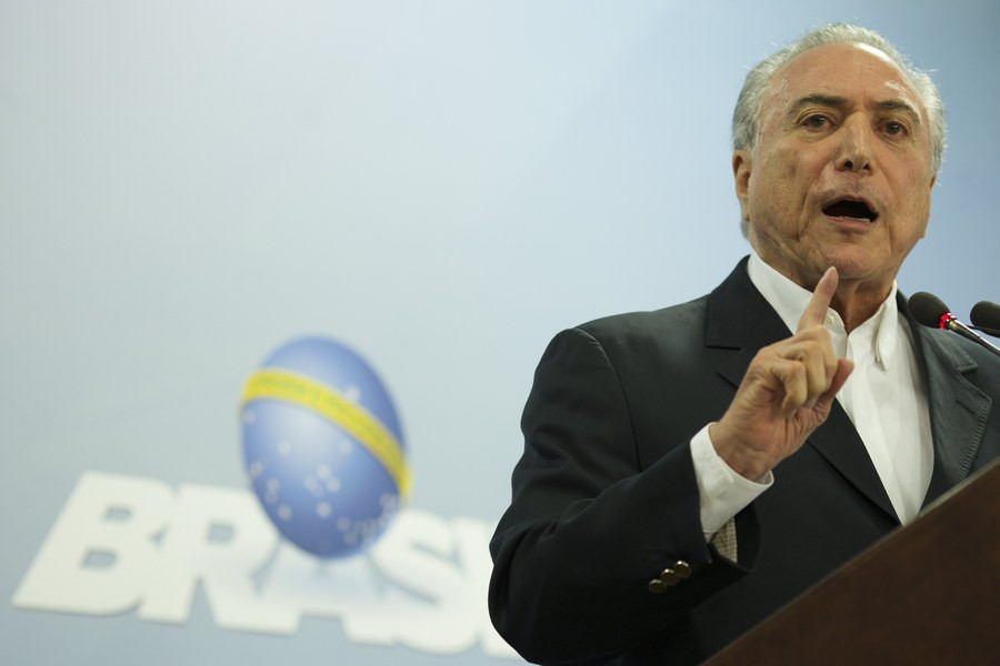 «Δεν παραιτούμαι, αν θέλετε ρίξτε με», δηλώνει ο πρόεδρος της Βραζιλίας