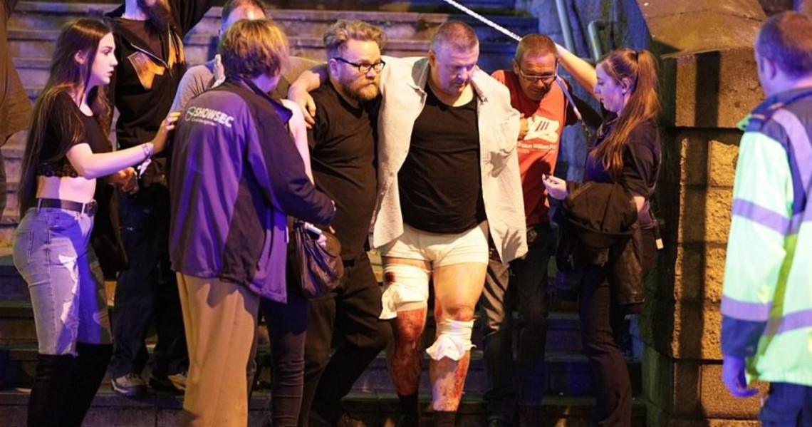 Mαρτυρίες από την επίθεση στο Μάντσεστερ: «Υπήρχαν διαλυμένα σώματα και αίμα παντού»