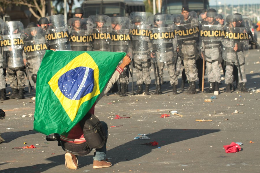 Βραζιλία: Μαζικές διαδηλώσεις κατά του Τέμερ που βγάζει το στρατό στους δρόμους